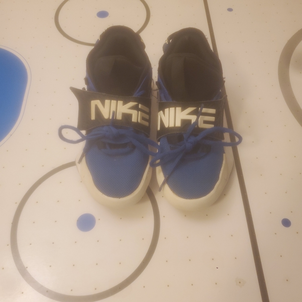 Uses kids blue nike